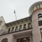 Bendera ya upinzani ya Syria imeinuliwa juu ya ubalozi wa Moscow