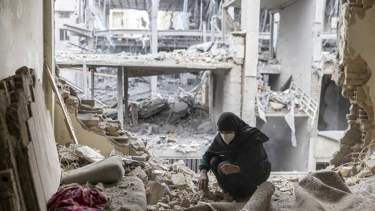 Rais wa Marekani Donald Trump amewakosoa washirika waliokataa ombi lake la kuisaidia Washington kufungua kikamilifu Mlango wa Hormuz. Hadi sasa hakuna nchi iliyojitolea kutuma manowari katika njia hiyo muhimu ya maji, ambayo Iran inadai imefungwa kwa maadui wake, yaani Marekani na Israel.