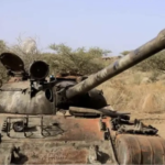 El riesgo de que el conflicto se extienda La preocupación actual no se limita a Etiopía y Eritrea, ya que el Cuerno de África acumula varios conflictos simultáneos. Al oeste de Tigray se encuentra Sudán, un país sumido desde hace más de tres años en una cruenta guerra civil, mientras que al norte se sitúa el territorio eritreo. Un poco más lejos aparece Egipto, actor que mantiene una relación especialmente sensible con Adís Abeba debido a la disputa histórica en torno a la Gran Presa del Renacimiento Etíope y al consiguiente reparto de las aguas estratégicas del río Nilo. Adís Abeba ha acusado a Sudán y Egipto de respaldar a la oposición armada, algo que ambos países niegan. La existencia de varios actores regionales con intereses diferentes aumenta la posibilidad de que un conflicto inicialmente localizado termine conectado con otras disputas. Estados Unidos ya ha advertido de las consecuencias. Washington ha pedido a Etiopía y Eritrea moderación y ha señalado que una nueva guerra entre ambos países pondría en riesgo su cooperación con los dos Gobiernos. La Unión Africana también ha llamado a evitar acciones o declaraciones capaces de deteriorar todavía más la estabilidad regional. Existe además un elemento que hace especialmente sensible la situación: el mar Rojo. Eritrea dispone de aproximadamente 1.000 kilómetros de costa, ocupando una posición sumamente estratégica junto a una de las principales rutas marítimas del planeta. En consecuencia, en un momento en el que la navegación por el mar Rojo y el estrecho de Bab el Mandeb ya se encuentra sometida a fuertes tensiones internacionales, el estallido de cualquier guerra entre Etiopía y Eritrea tendría consecuencias críticas que podrían superar ampliamente el ámbito local. La posición geográfica de Eritrea ha adquirido todavía más importancia durante la actual crisis de Oriente Próximo. Reuters ha señalado que Asmara está intentando recuperar relevancia internacional precisamente aprovechando su posición estratégica en el mar Rojo. El antecedente más preocupante de esta crisis es la guerra fronteriza entre Etiopía y Eritrea de 1998-2000, un conflicto que se cobró decenas de miles de vidas y que, aunque se cerró formalmente mediante un acuerdo de paz, requirió casi dos décadas para alcanzar una normalización definitiva. Si bien la reconciliación escenificada en 2018 demostró la capacidad de ambos países para reconstruir sus relaciones, la ruptura actual evidencia, por el contrario, que aquella arquitectura diplomática era mucho más frágil de lo que parecía a simple vista. La pregunta fundamental ahora no es solamente si hay tropas eritreas en Tigray, sino qué misión estarían cumpliendo si finalmente se confirma su presencia.