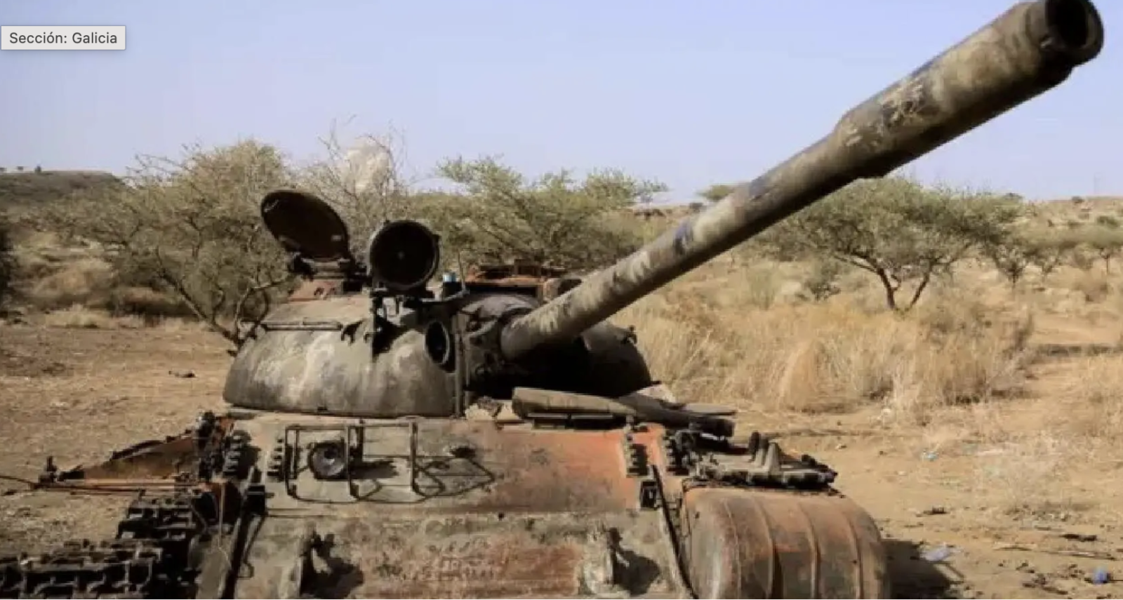 El riesgo de que el conflicto se extienda La preocupación actual no se limita a Etiopía y Eritrea, ya que el Cuerno de África acumula varios conflictos simultáneos. Al oeste de Tigray se encuentra Sudán, un país sumido desde hace más de tres años en una cruenta guerra civil, mientras que al norte se sitúa el territorio eritreo. Un poco más lejos aparece Egipto, actor que mantiene una relación especialmente sensible con Adís Abeba debido a la disputa histórica en torno a la Gran Presa del Renacimiento Etíope y al consiguiente reparto de las aguas estratégicas del río Nilo. Adís Abeba ha acusado a Sudán y Egipto de respaldar a la oposición armada, algo que ambos países niegan. La existencia de varios actores regionales con intereses diferentes aumenta la posibilidad de que un conflicto inicialmente localizado termine conectado con otras disputas. Estados Unidos ya ha advertido de las consecuencias. Washington ha pedido a Etiopía y Eritrea moderación y ha señalado que una nueva guerra entre ambos países pondría en riesgo su cooperación con los dos Gobiernos. La Unión Africana también ha llamado a evitar acciones o declaraciones capaces de deteriorar todavía más la estabilidad regional. Existe además un elemento que hace especialmente sensible la situación: el mar Rojo. Eritrea dispone de aproximadamente 1.000 kilómetros de costa, ocupando una posición sumamente estratégica junto a una de las principales rutas marítimas del planeta. En consecuencia, en un momento en el que la navegación por el mar Rojo y el estrecho de Bab el Mandeb ya se encuentra sometida a fuertes tensiones internacionales, el estallido de cualquier guerra entre Etiopía y Eritrea tendría consecuencias críticas que podrían superar ampliamente el ámbito local. La posición geográfica de Eritrea ha adquirido todavía más importancia durante la actual crisis de Oriente Próximo. Reuters ha señalado que Asmara está intentando recuperar relevancia internacional precisamente aprovechando su posición estratégica en el mar Rojo. El antecedente más preocupante de esta crisis es la guerra fronteriza entre Etiopía y Eritrea de 1998-2000, un conflicto que se cobró decenas de miles de vidas y que, aunque se cerró formalmente mediante un acuerdo de paz, requirió casi dos décadas para alcanzar una normalización definitiva. Si bien la reconciliación escenificada en 2018 demostró la capacidad de ambos países para reconstruir sus relaciones, la ruptura actual evidencia, por el contrario, que aquella arquitectura diplomática era mucho más frágil de lo que parecía a simple vista. La pregunta fundamental ahora no es solamente si hay tropas eritreas en Tigray, sino qué misión estarían cumpliendo si finalmente se confirma su presencia.