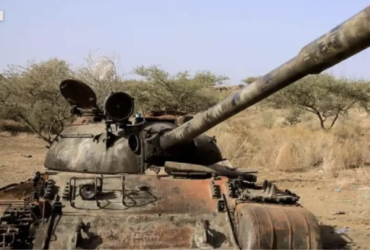 El riesgo de que el conflicto se extienda La preocupación actual no se limita a Etiopía y Eritrea, ya que el Cuerno de África acumula varios conflictos simultáneos. Al oeste de Tigray se encuentra Sudán, un país sumido desde hace más de tres años en una cruenta guerra civil, mientras que al norte se sitúa el territorio eritreo. Un poco más lejos aparece Egipto, actor que mantiene una relación especialmente sensible con Adís Abeba debido a la disputa histórica en torno a la Gran Presa del Renacimiento Etíope y al consiguiente reparto de las aguas estratégicas del río Nilo. Adís Abeba ha acusado a Sudán y Egipto de respaldar a la oposición armada, algo que ambos países niegan. La existencia de varios actores regionales con intereses diferentes aumenta la posibilidad de que un conflicto inicialmente localizado termine conectado con otras disputas. Estados Unidos ya ha advertido de las consecuencias. Washington ha pedido a Etiopía y Eritrea moderación y ha señalado que una nueva guerra entre ambos países pondría en riesgo su cooperación con los dos Gobiernos. La Unión Africana también ha llamado a evitar acciones o declaraciones capaces de deteriorar todavía más la estabilidad regional. Existe además un elemento que hace especialmente sensible la situación: el mar Rojo. Eritrea dispone de aproximadamente 1.000 kilómetros de costa, ocupando una posición sumamente estratégica junto a una de las principales rutas marítimas del planeta. En consecuencia, en un momento en el que la navegación por el mar Rojo y el estrecho de Bab el Mandeb ya se encuentra sometida a fuertes tensiones internacionales, el estallido de cualquier guerra entre Etiopía y Eritrea tendría consecuencias críticas que podrían superar ampliamente el ámbito local. La posición geográfica de Eritrea ha adquirido todavía más importancia durante la actual crisis de Oriente Próximo. Reuters ha señalado que Asmara está intentando recuperar relevancia internacional precisamente aprovechando su posición estratégica en el mar Rojo. El antecedente más preocupante de esta crisis es la guerra fronteriza entre Etiopía y Eritrea de 1998-2000, un conflicto que se cobró decenas de miles de vidas y que, aunque se cerró formalmente mediante un acuerdo de paz, requirió casi dos décadas para alcanzar una normalización definitiva. Si bien la reconciliación escenificada en 2018 demostró la capacidad de ambos países para reconstruir sus relaciones, la ruptura actual evidencia, por el contrario, que aquella arquitectura diplomática era mucho más frágil de lo que parecía a simple vista. La pregunta fundamental ahora no es solamente si hay tropas eritreas en Tigray, sino qué misión estarían cumpliendo si finalmente se confirma su presencia.